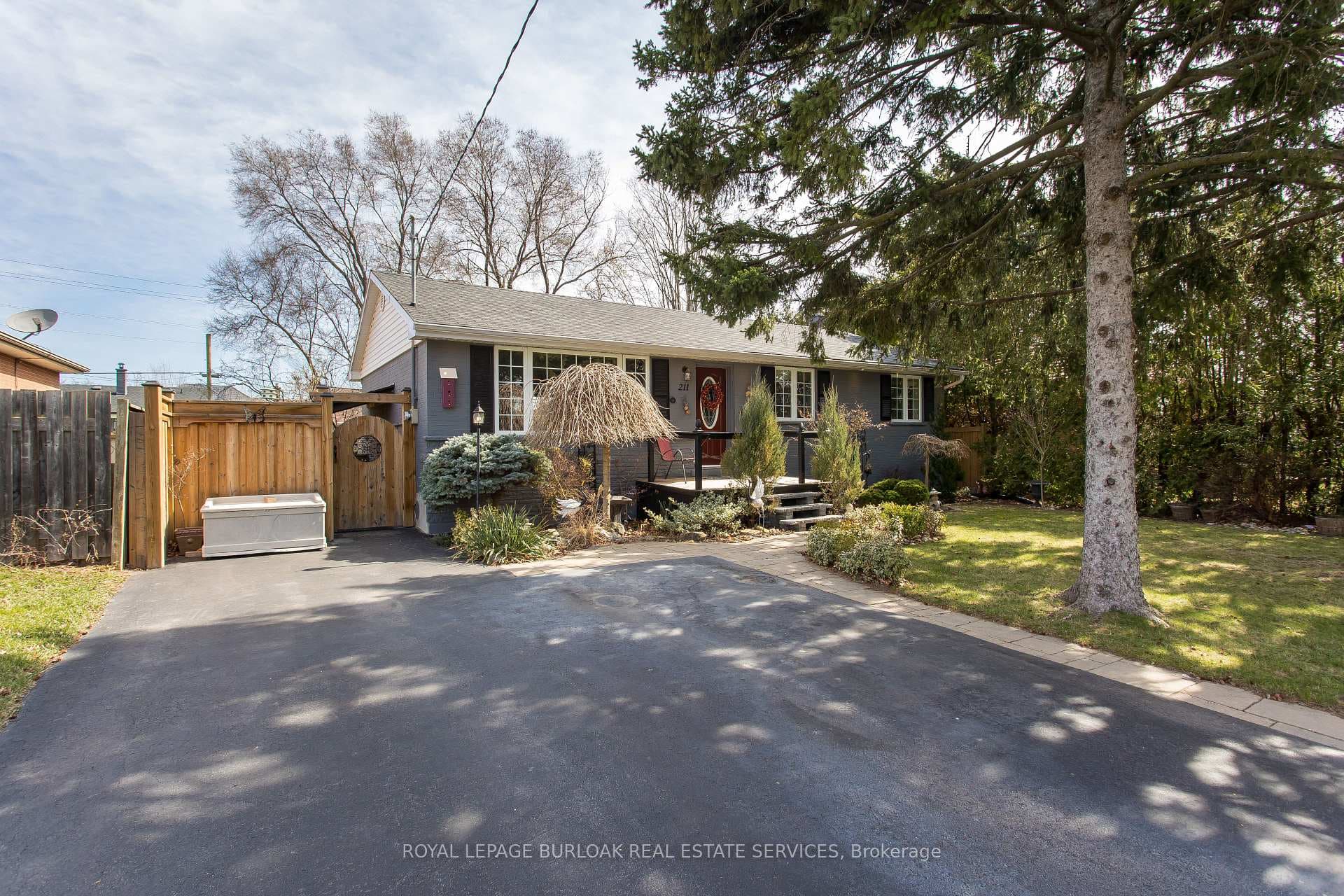211 Hammersmith Court photo 8