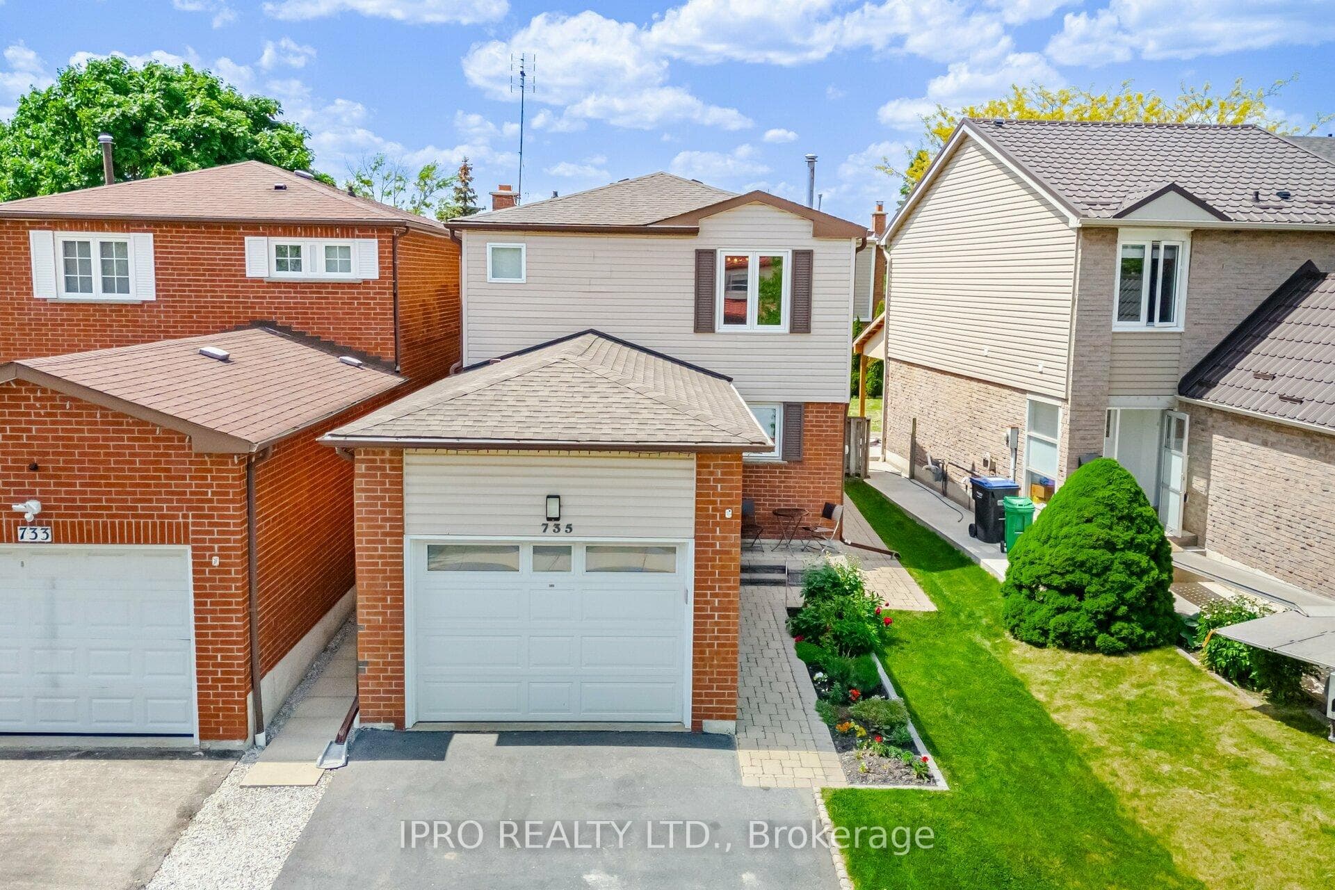 735 Greycedar Crescent photo 1