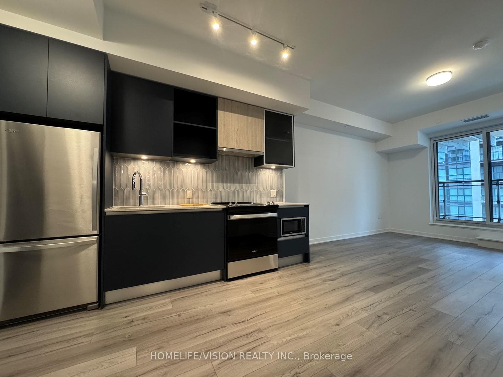395 Dundas Street Unit 520 photo 3