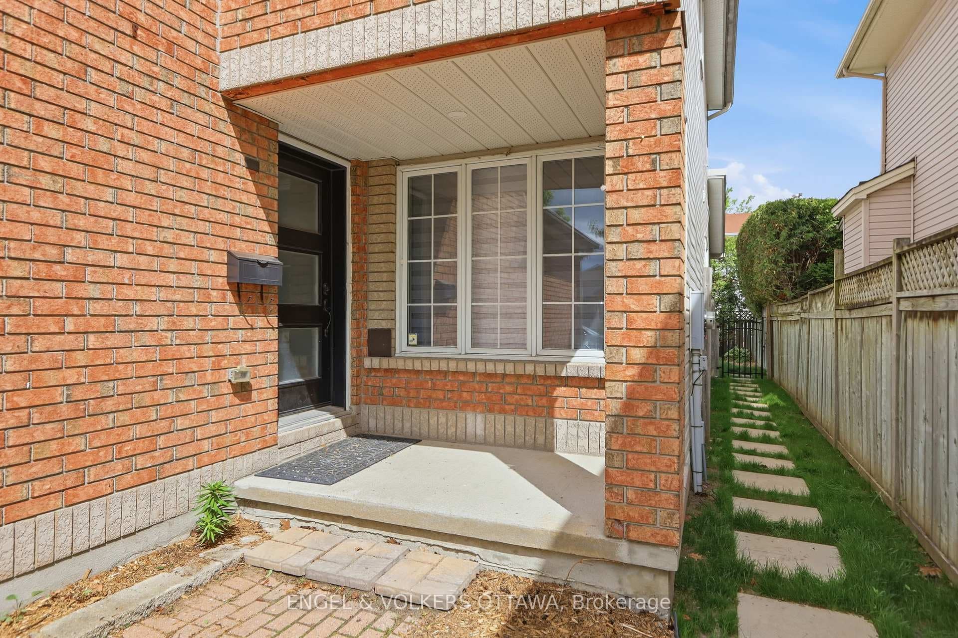1033 Como Crescent photo 2