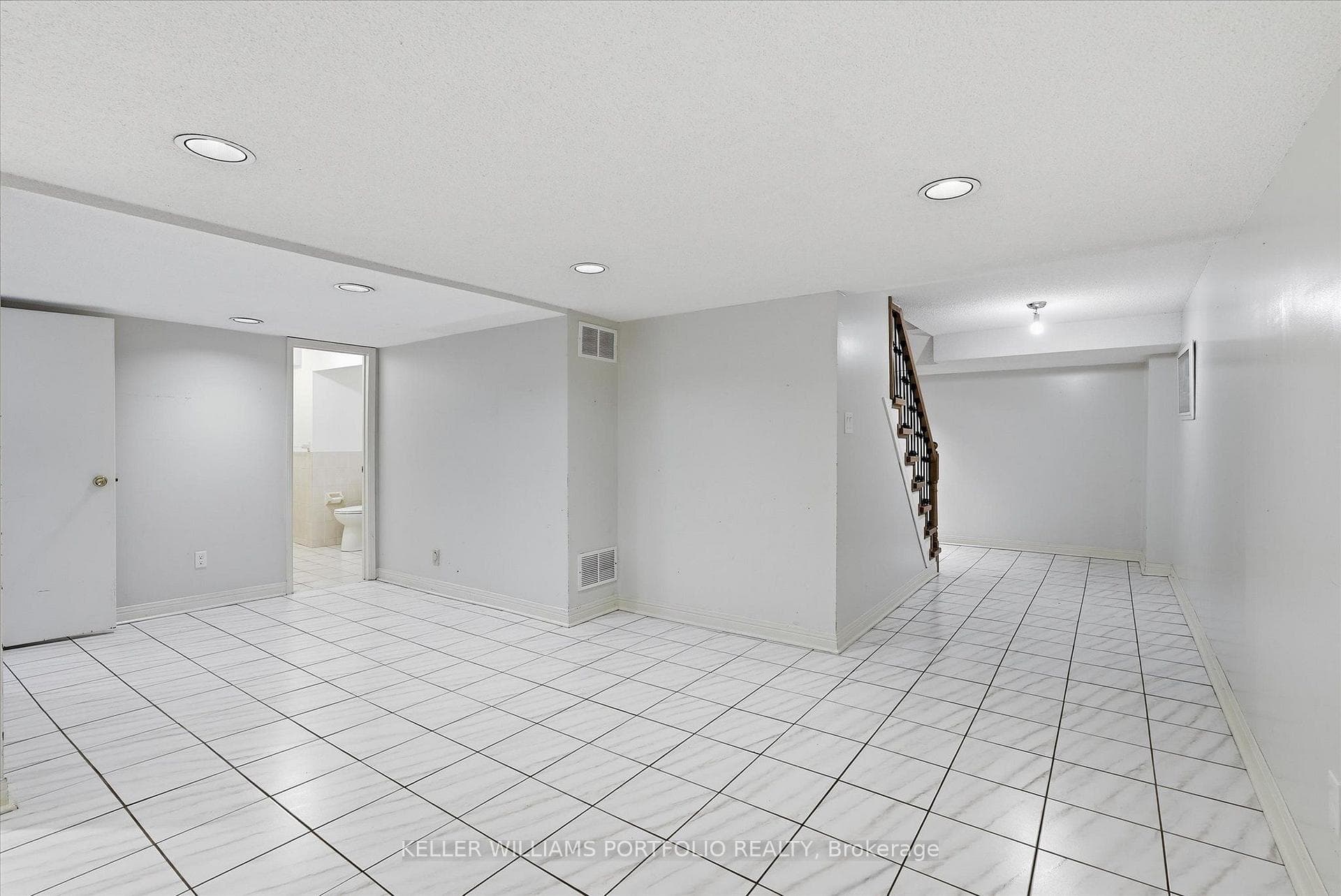 73 Jessica Gardens photo 37