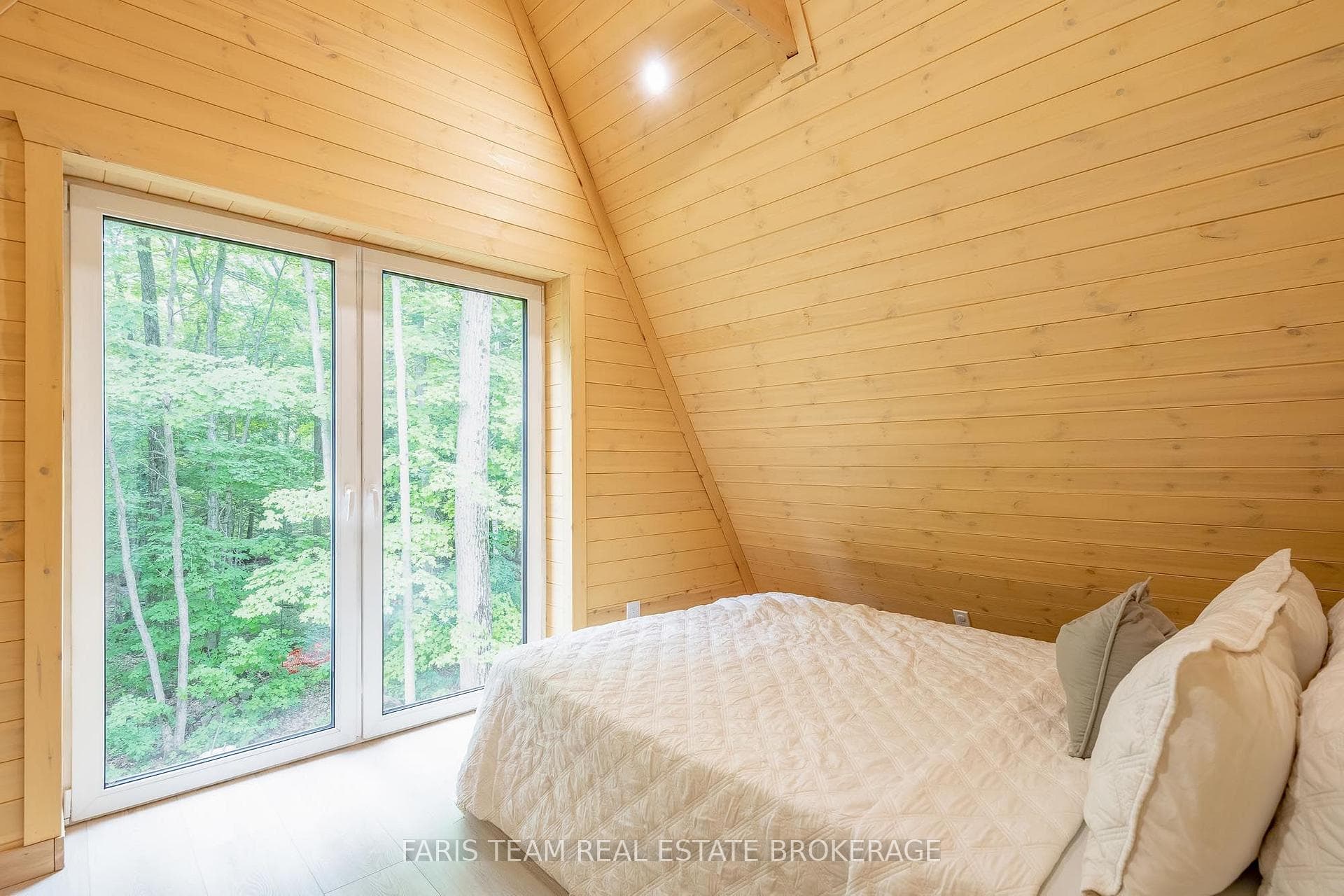 1490 Champlain Road photo 18