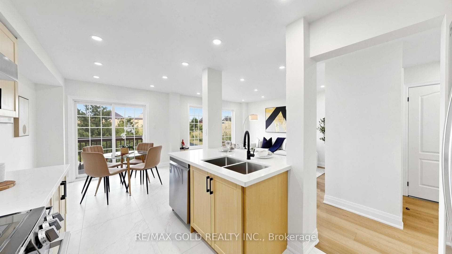 9 Edgewater Court photo 16