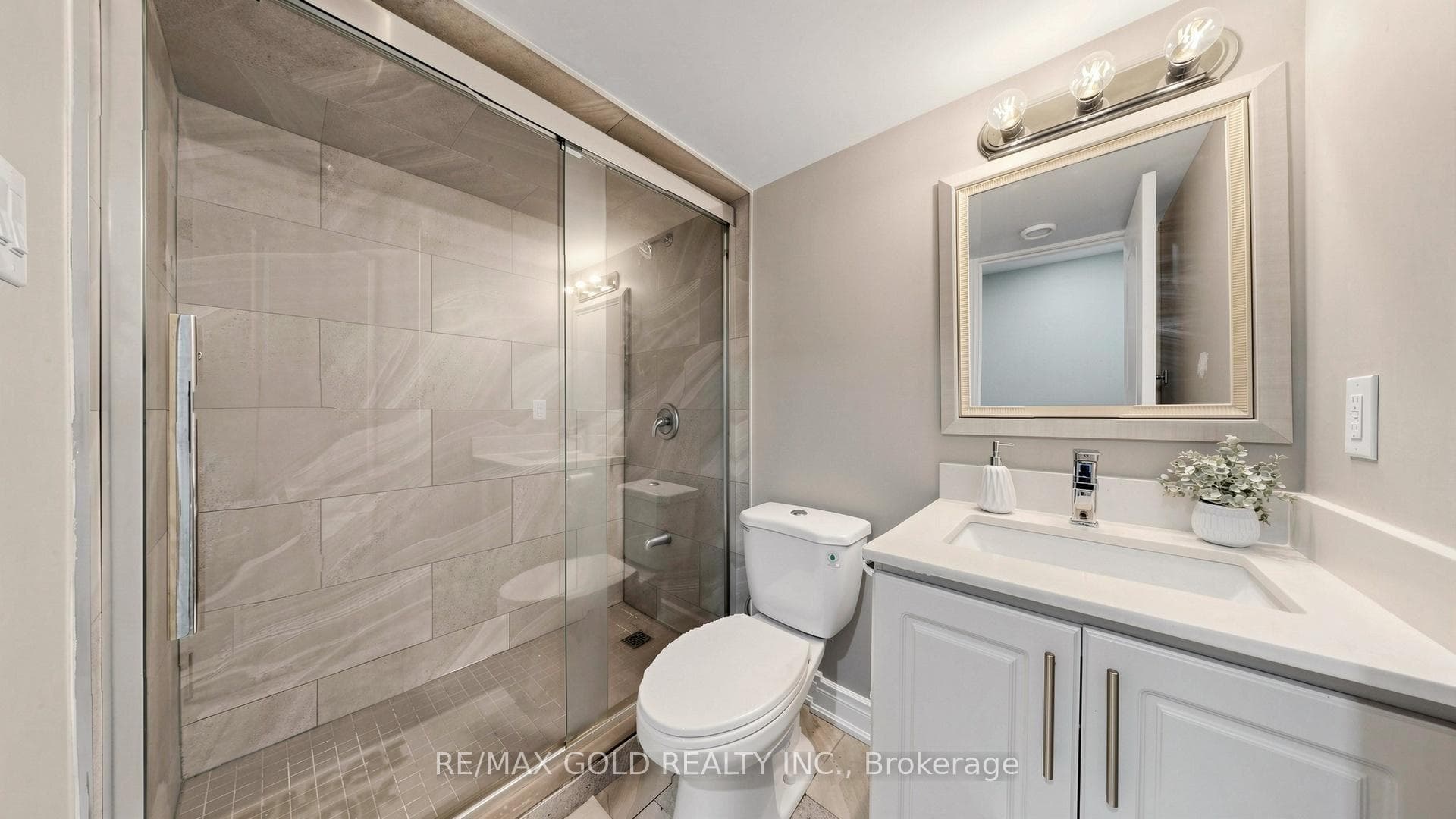 9 Edgewater Court photo 37