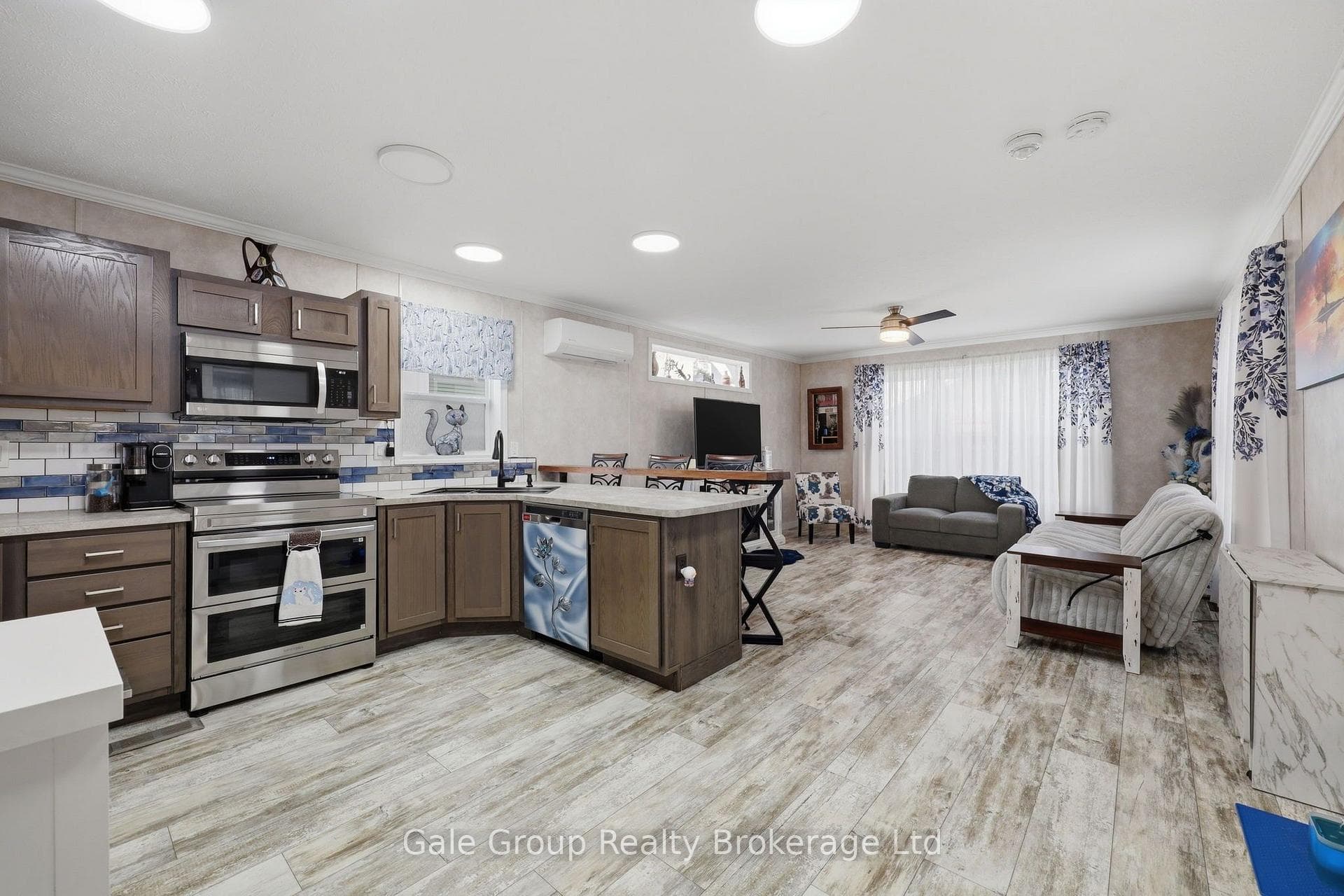 99 Fourth Conc Road Unit 606 photo 12