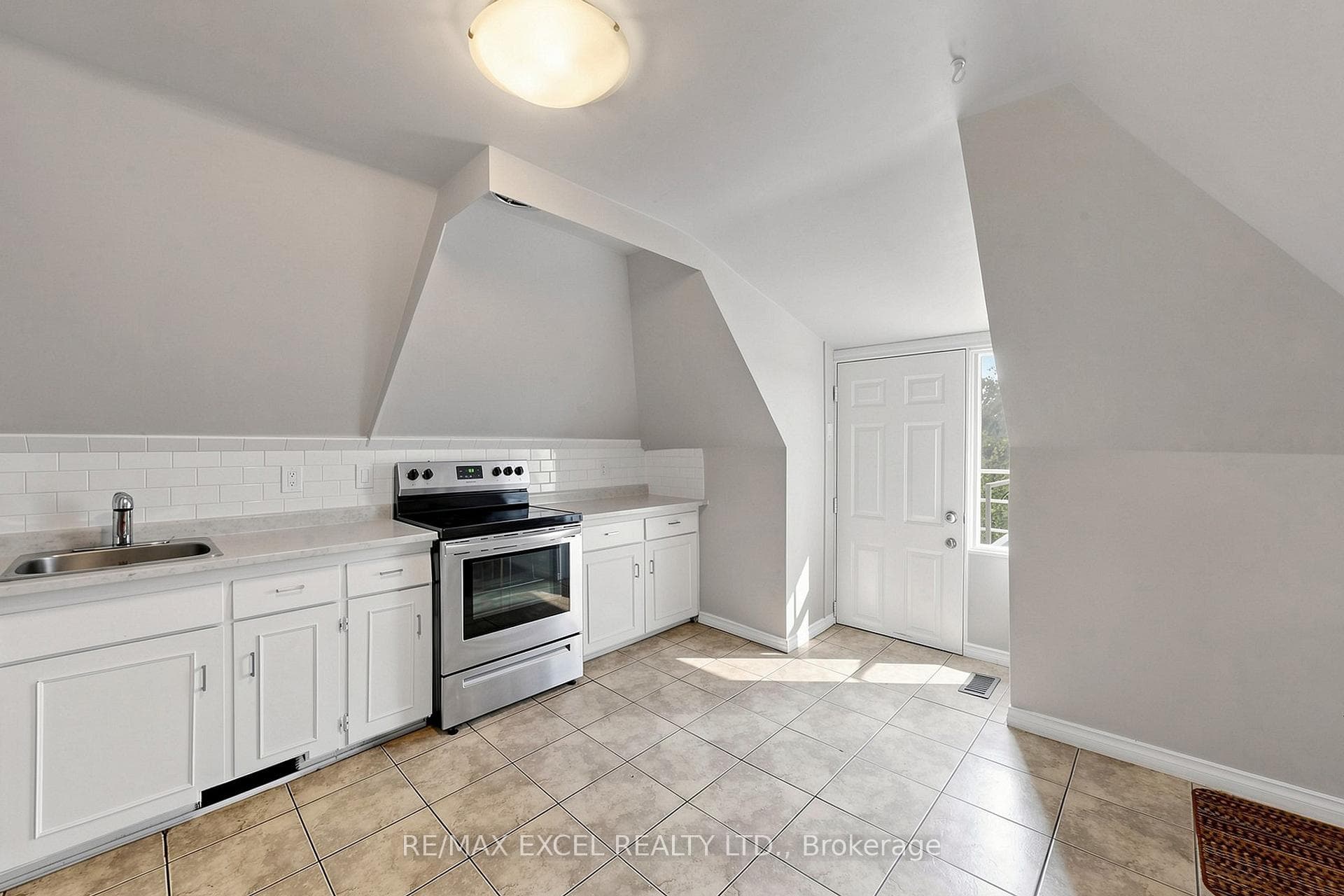 259 Victoria Avenue Unit Third photo 2