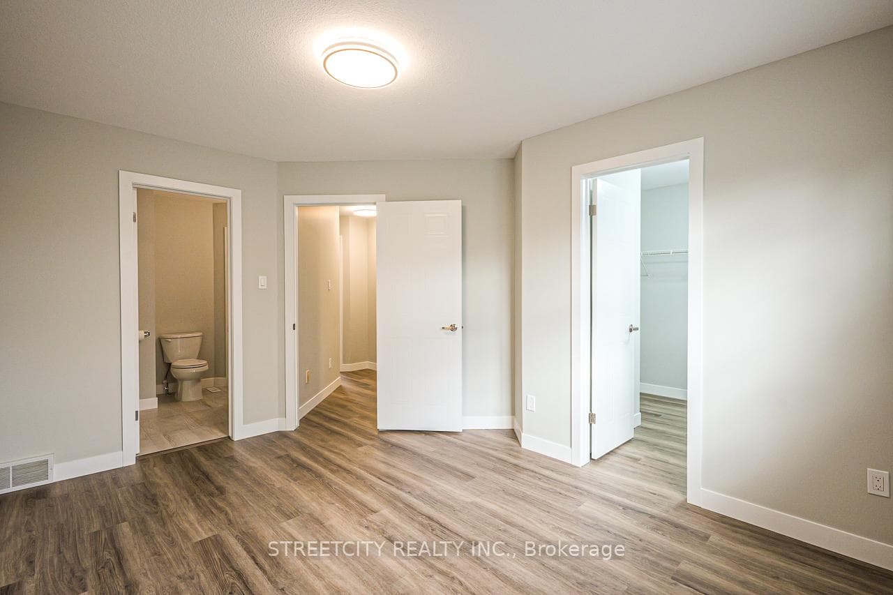 799 Deveron Crescent photo 32