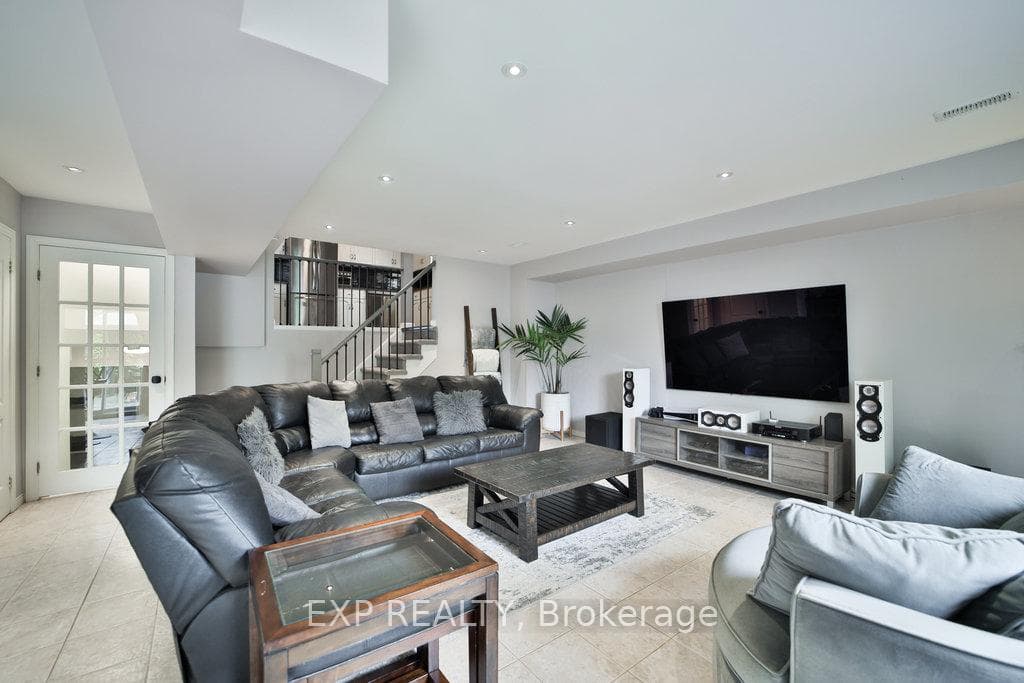 88 Redfern Avenue photo 4