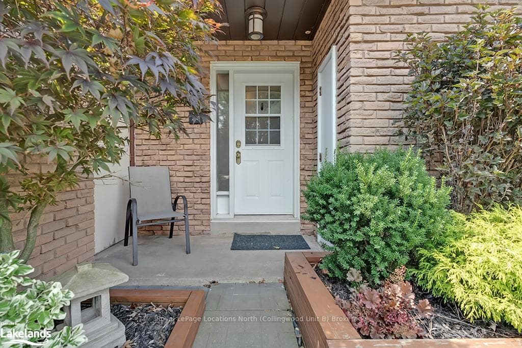 1270 GAINSBOROUGH Drive Unit 19 photo 2