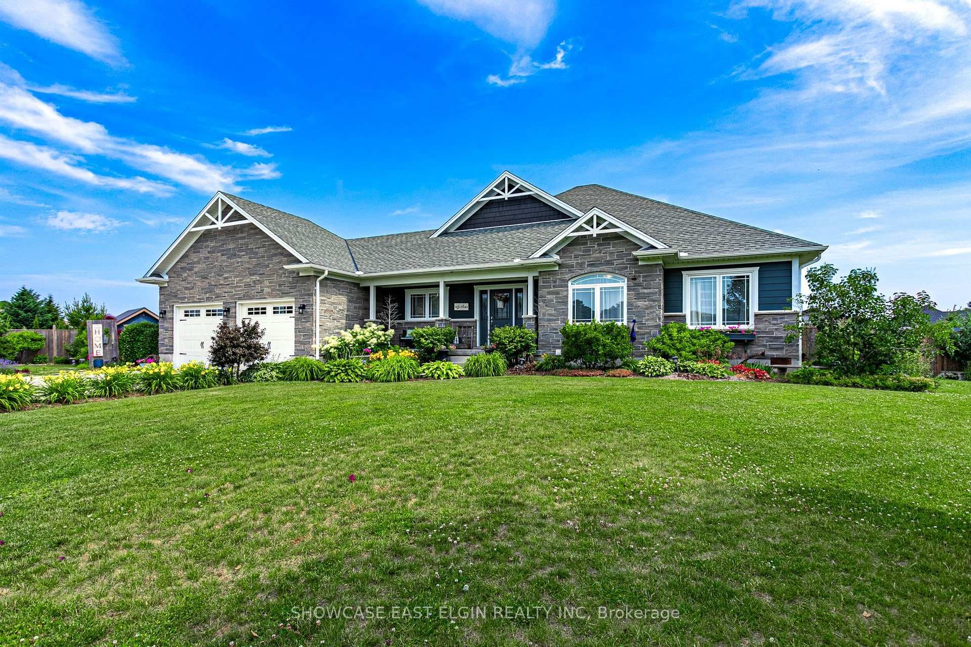 5285 Wales Crescent photo 1