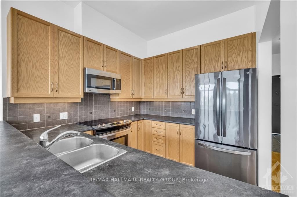 500 CLARIDGE Drive Unit 303 photo 17