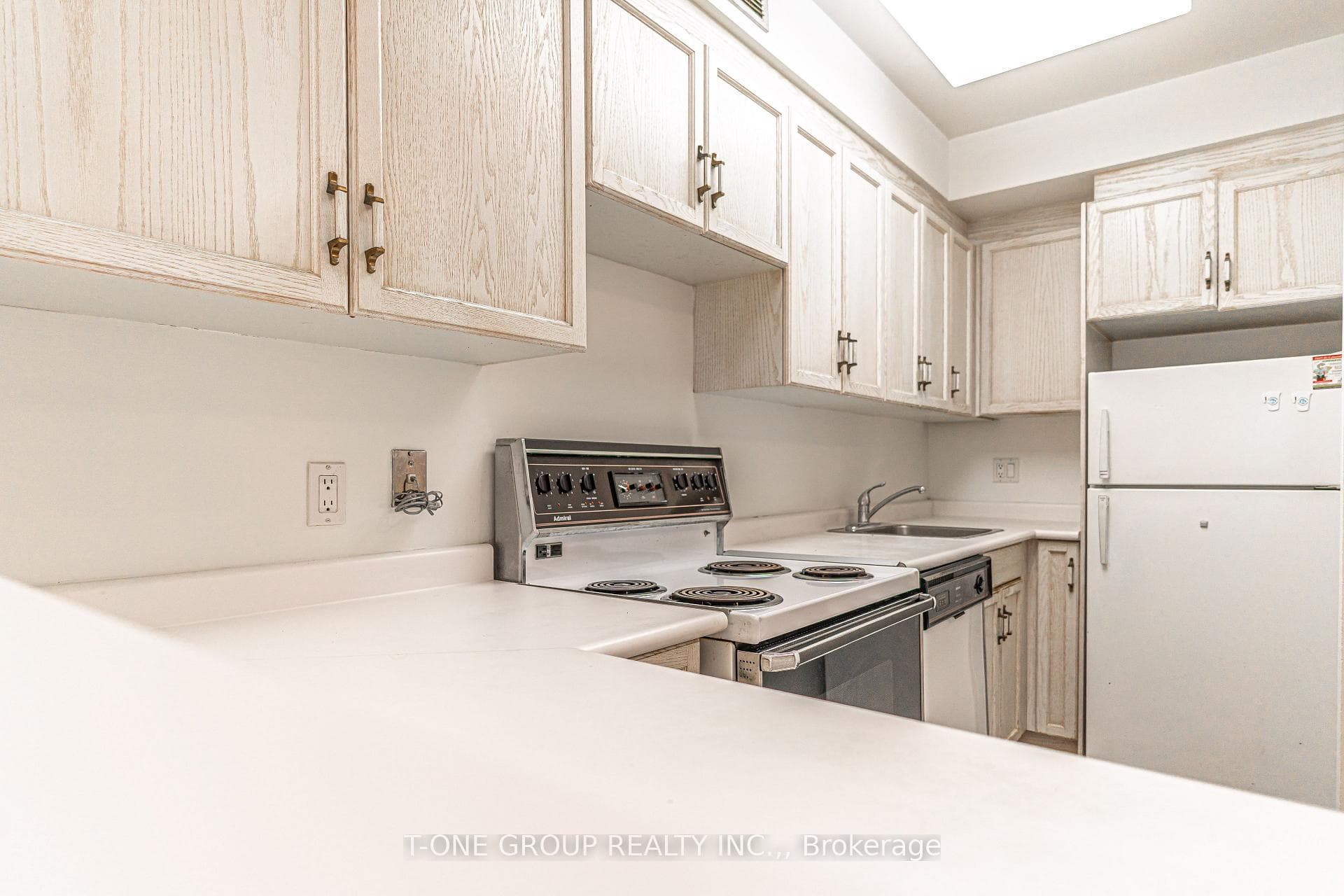 284 Bloor Street Unit 204 photo 4