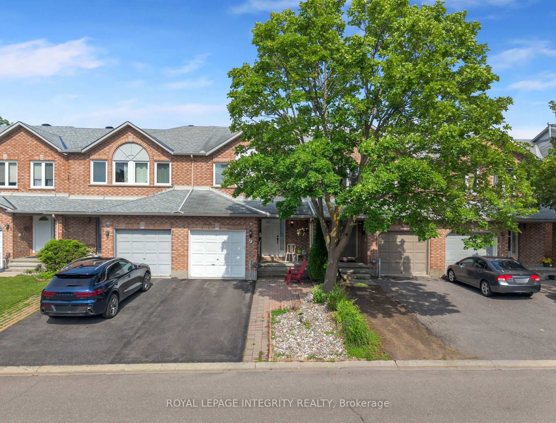 7 Westpointe Crescent photo 2