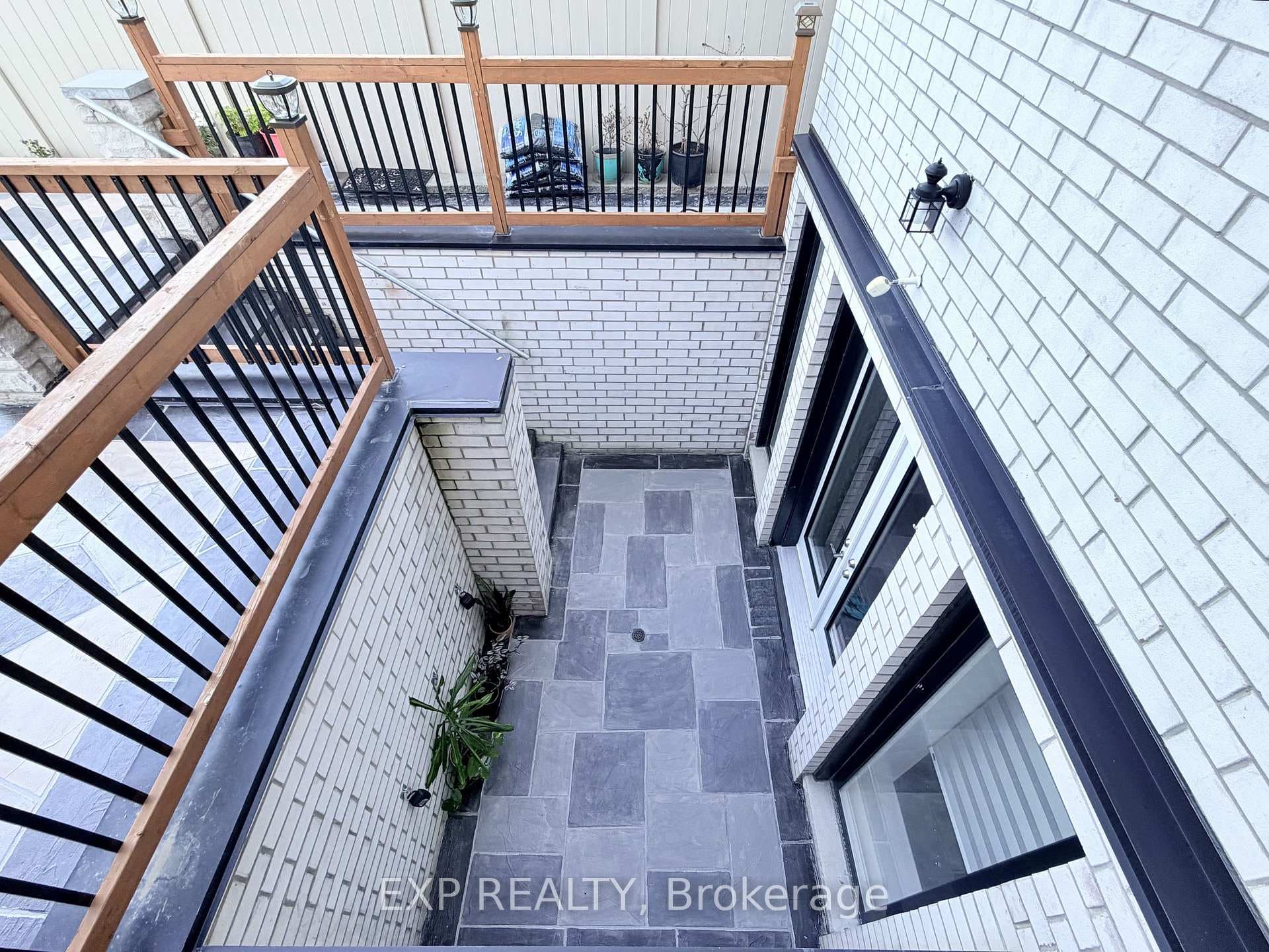 1606 Sandhurst Crescent Unit Lower photo 34