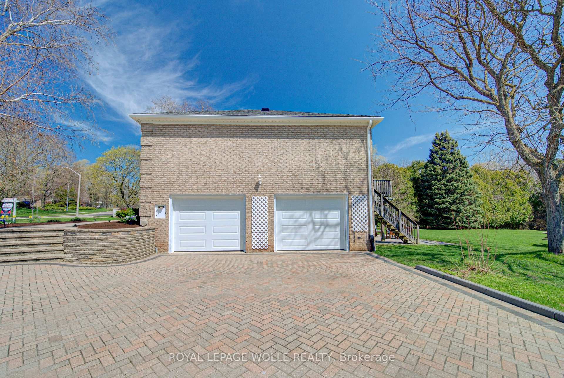395 Warrington Drive photo 4