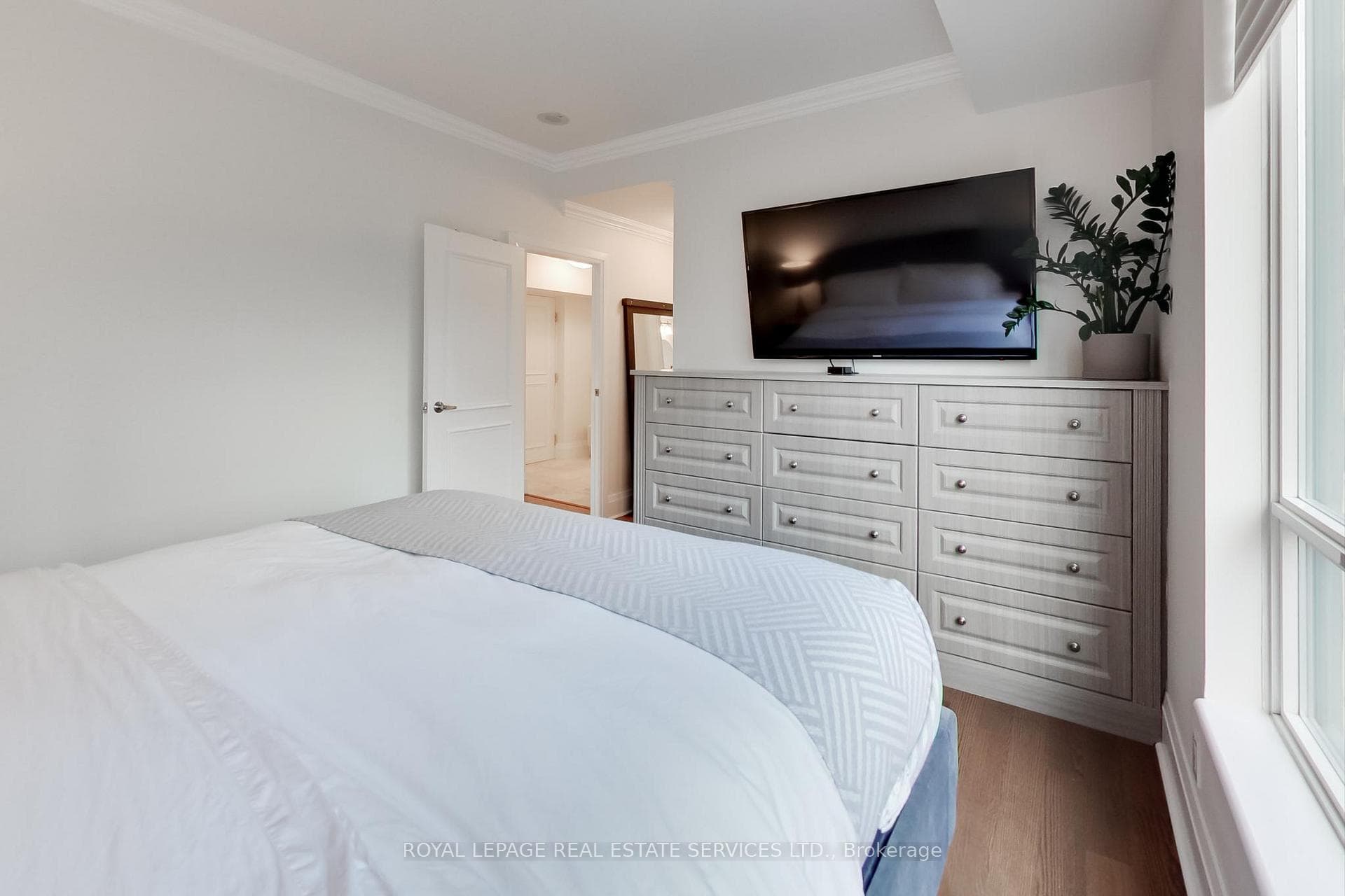 20 Scrivener Square Unit 313 photo 6