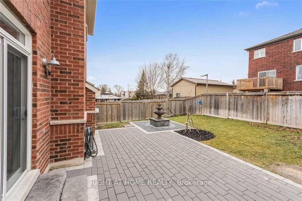 111 Courvier Crescent photo 16