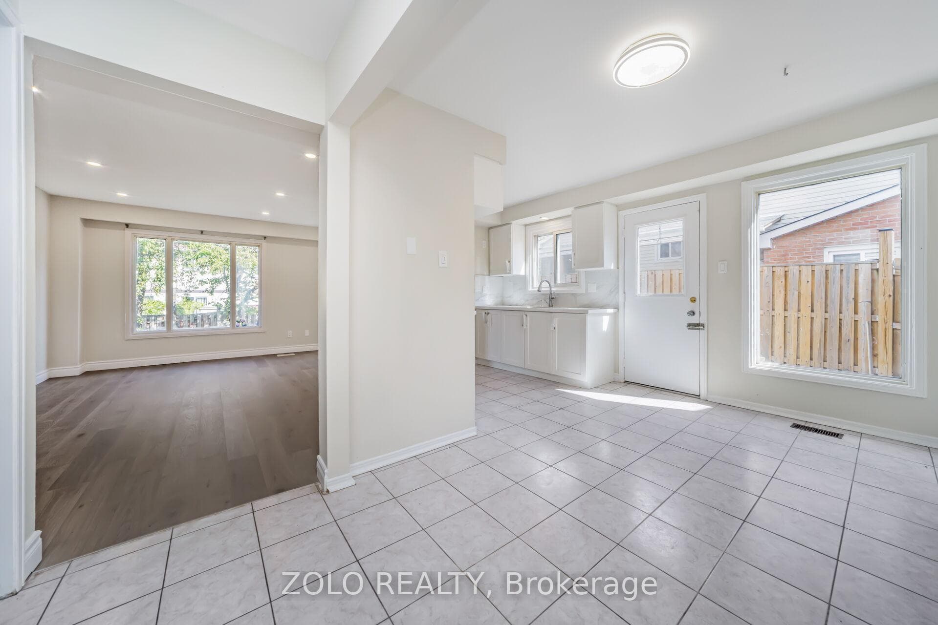 136 Goldhawk Trail photo 9