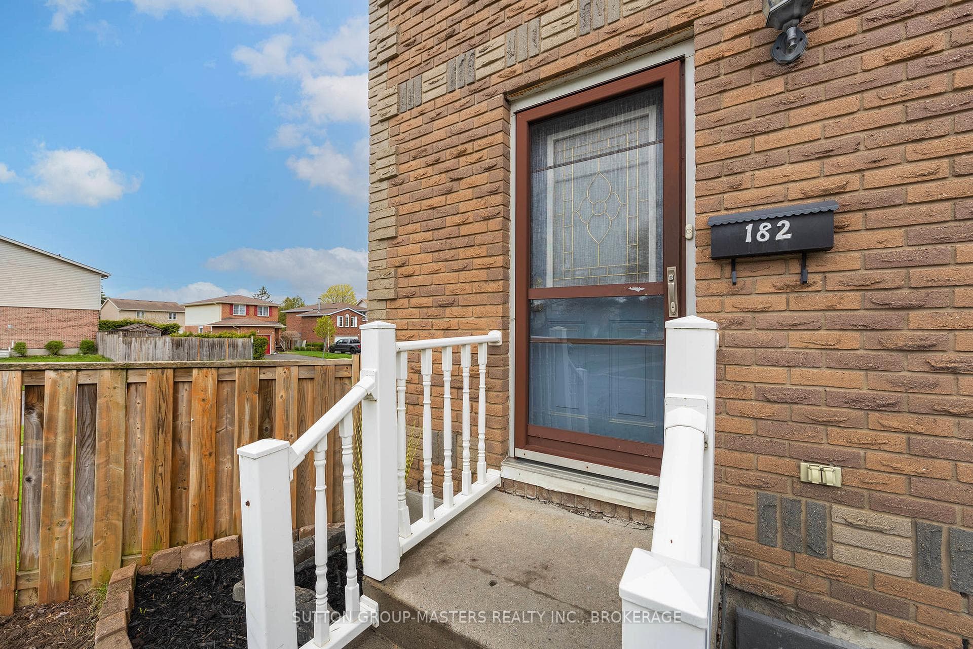 182 Rosemund Crescent photo 3