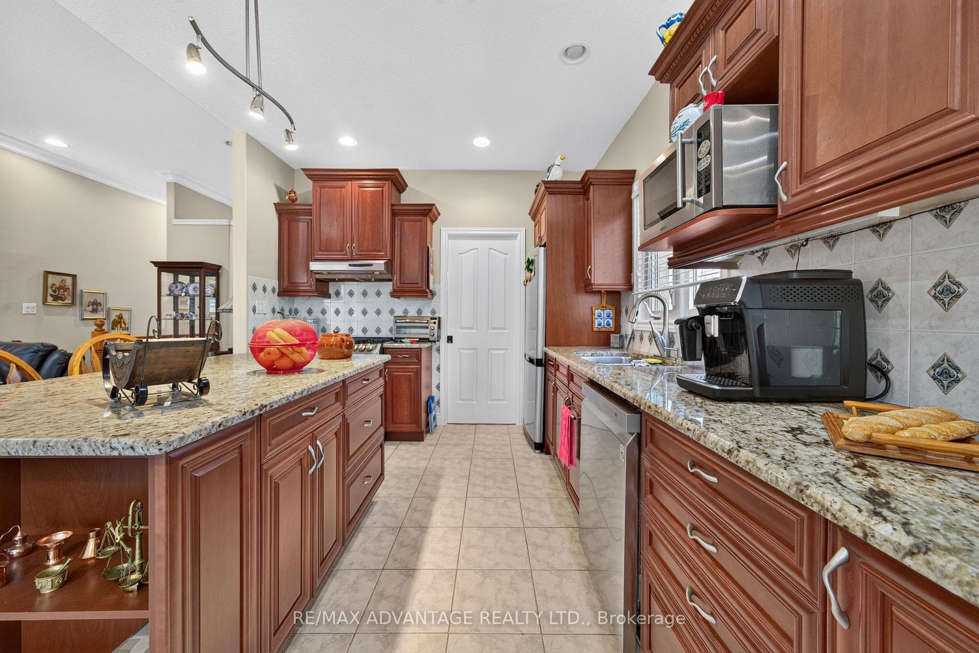 8 Willard Crescent photo 12