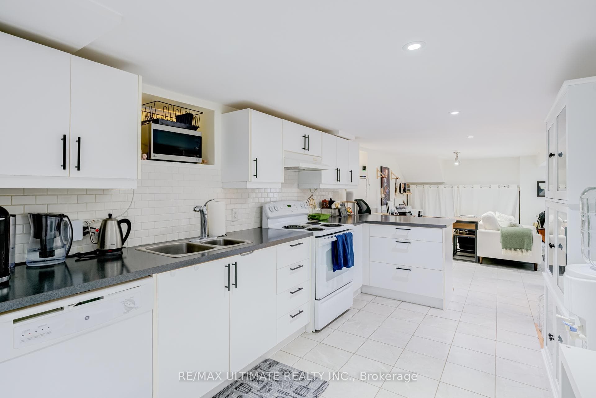 533 Kingston Road photo 8