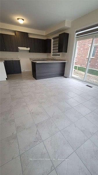 1 Sparrowbrook Street photo 5