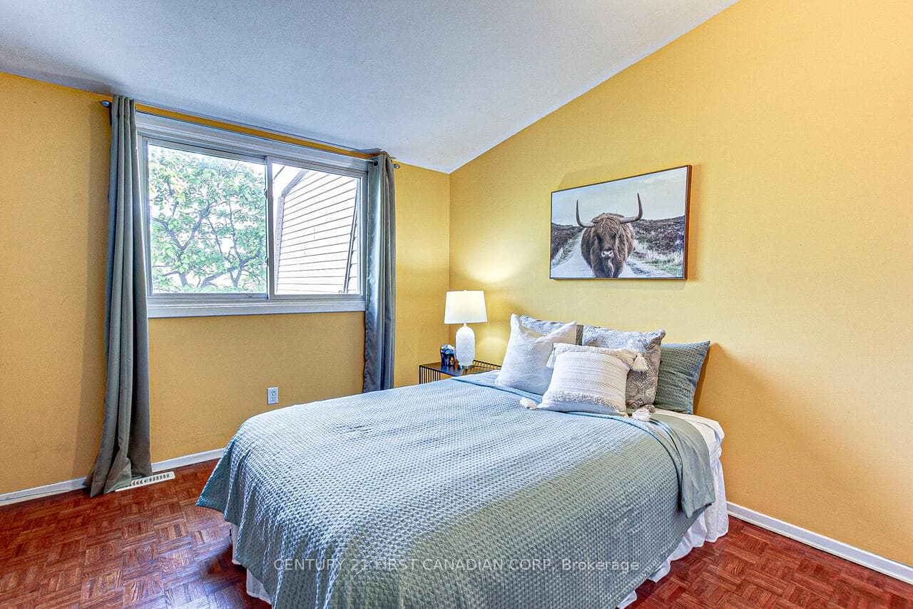 10 Fairfax Court photo 22