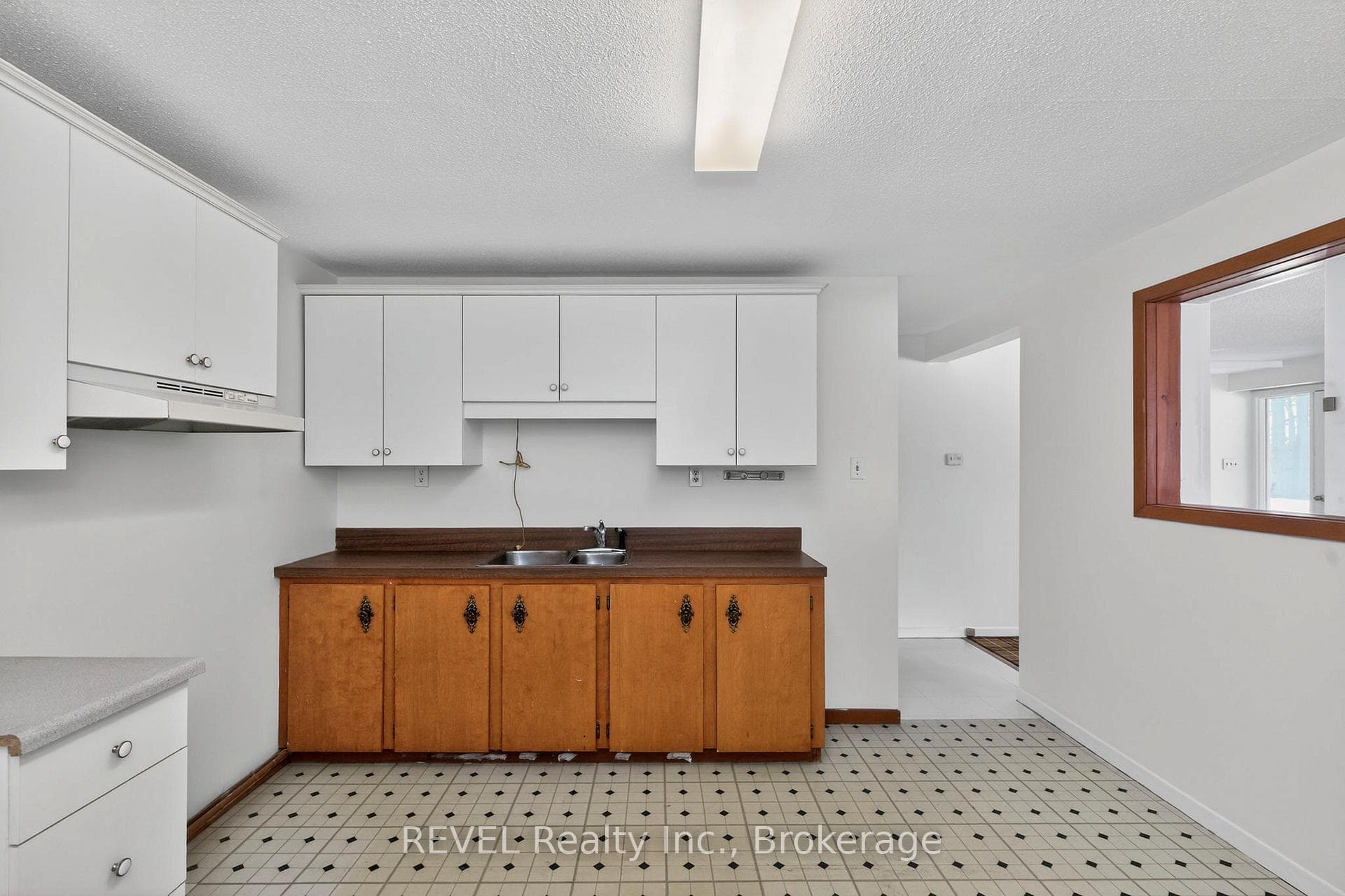 806 Victoria Street photo 36