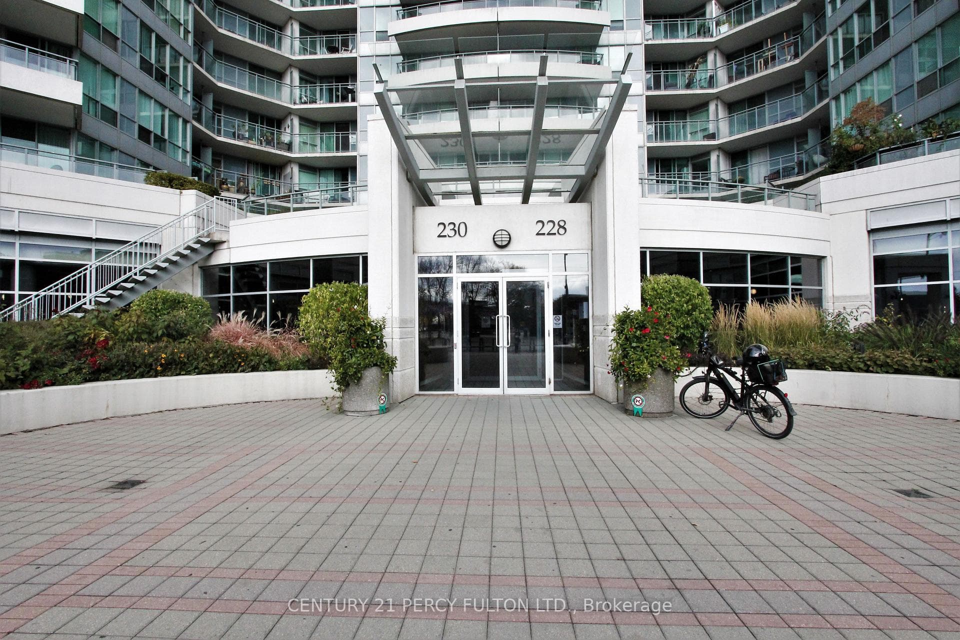 230 Queens Quay Unit 223 photo 2