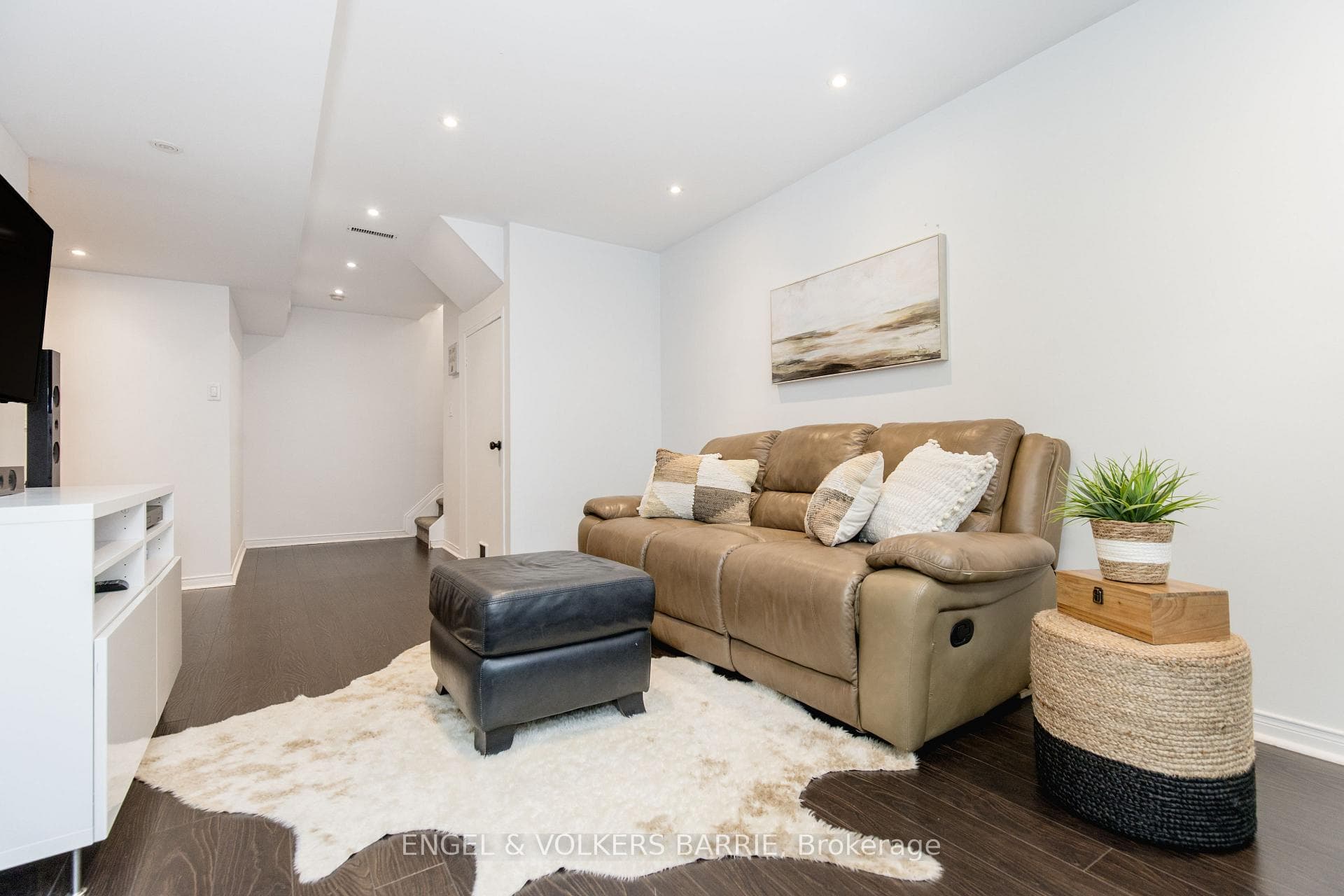 154 PICKETT Crescent photo 34