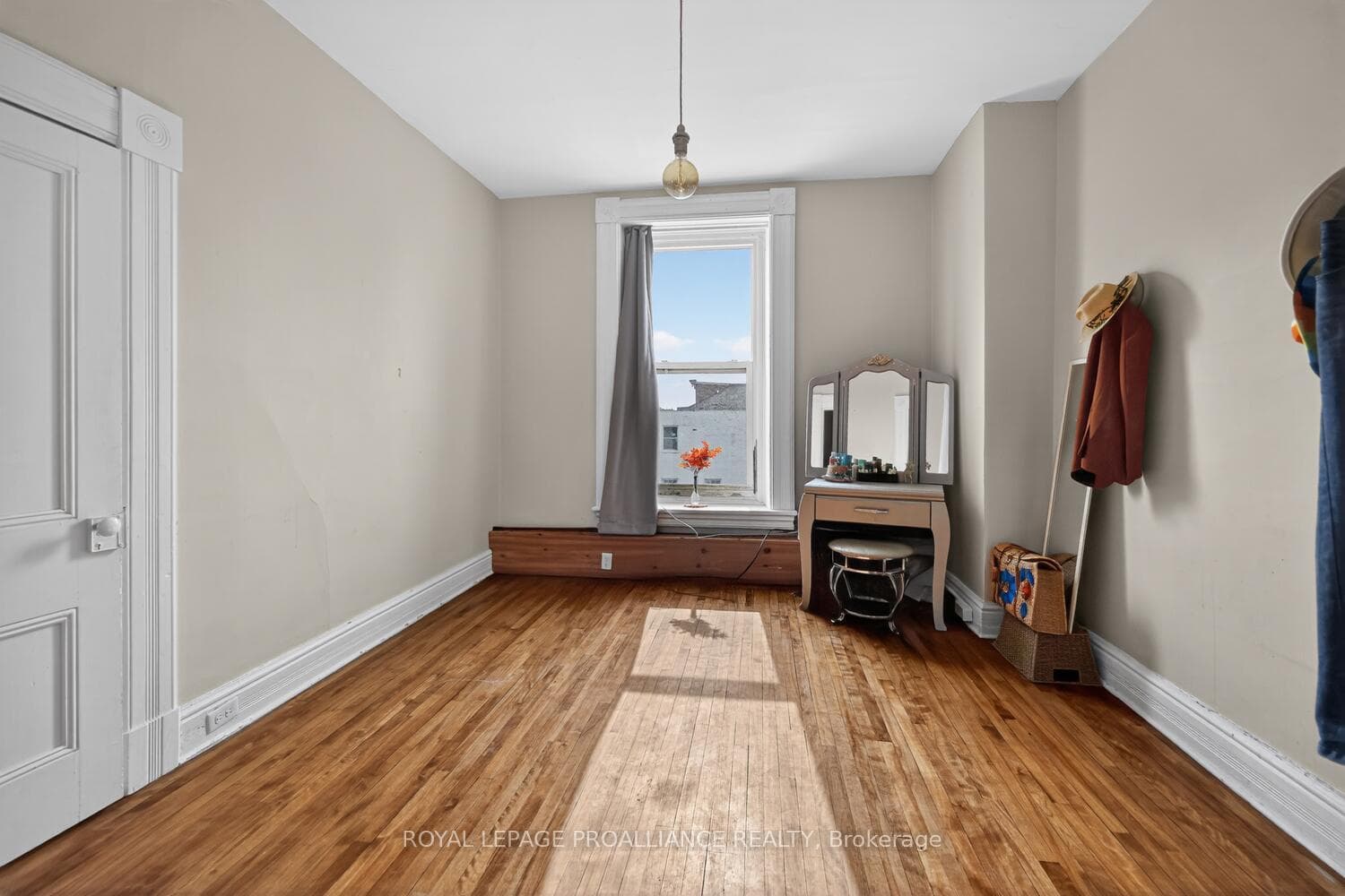 2 -42 King Street photo 5