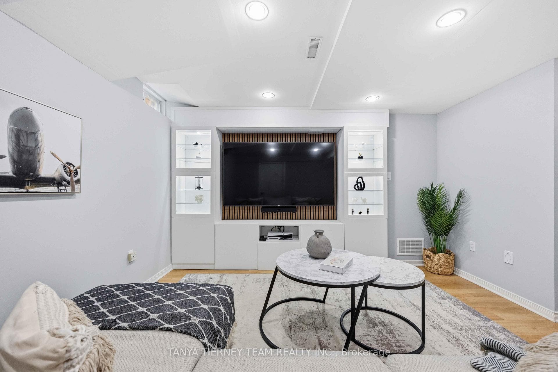 76 Vipond Road photo 37
