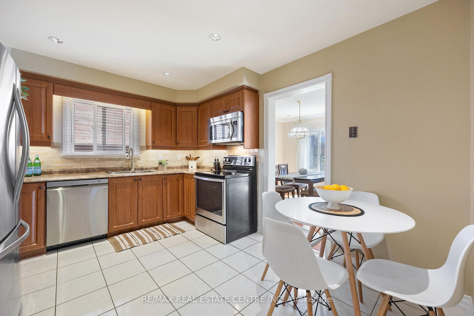 21 Roxanne Crescent photo 9