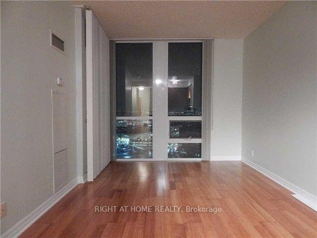 220 Burnhamthorpe Road Unit 1810 photo 2