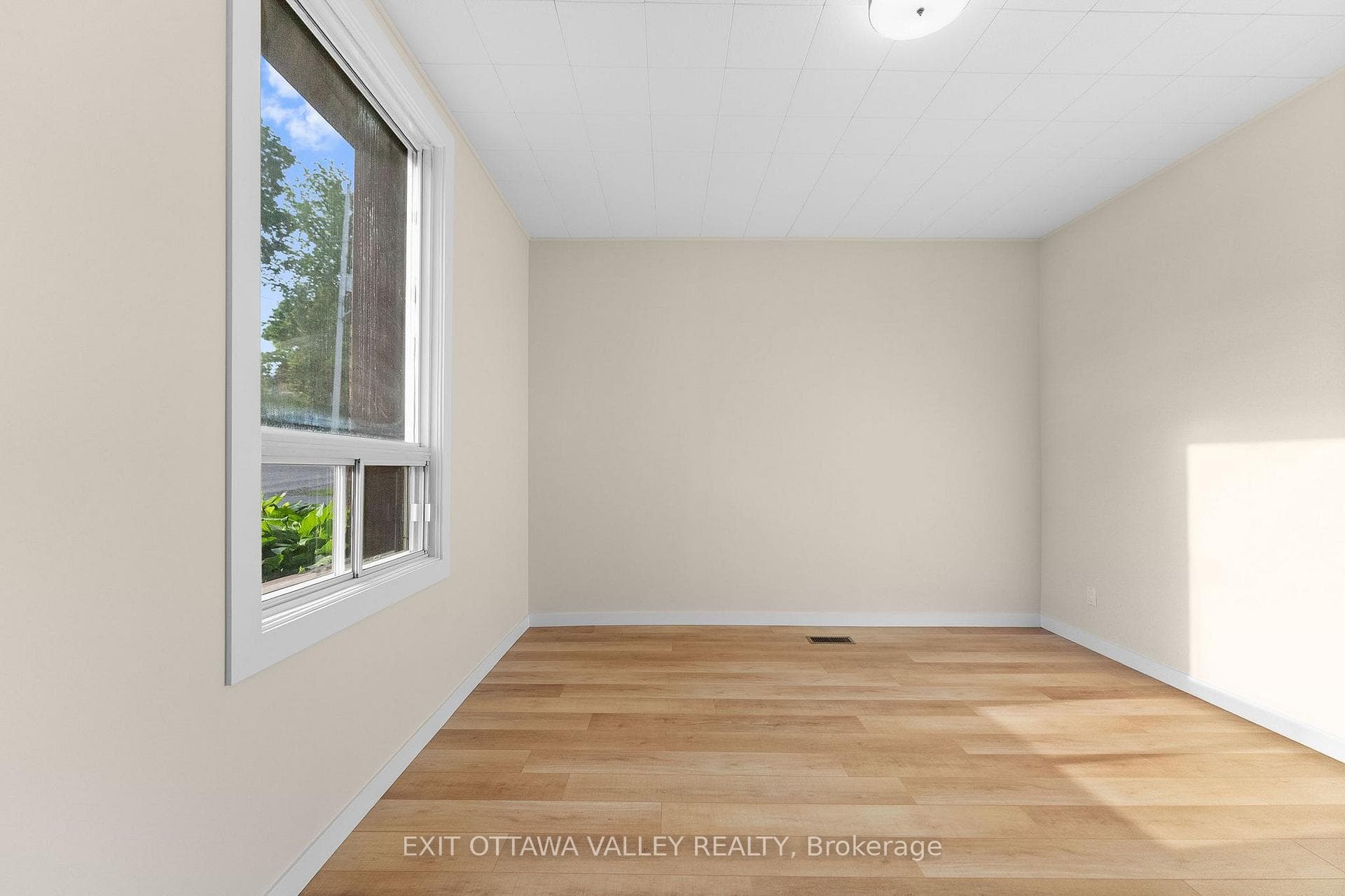 164 Maple Avenue photo 6