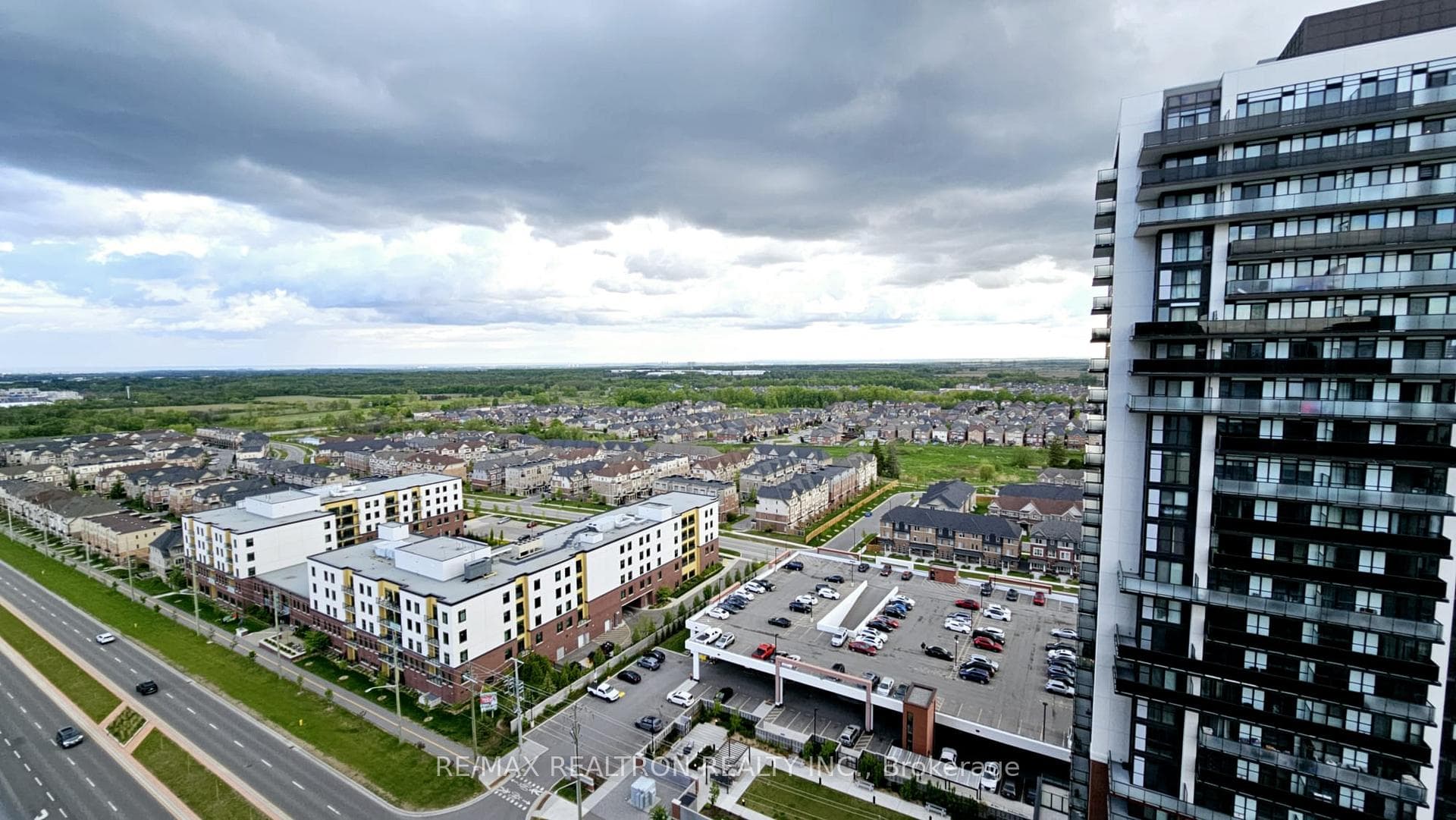 2545 Simcoe Street Unit 2014 photo 2