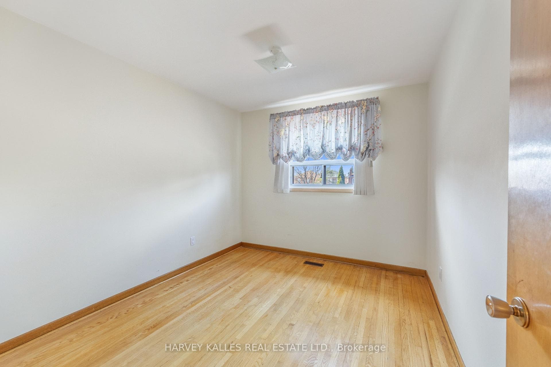 696 Winona Drive photo 17