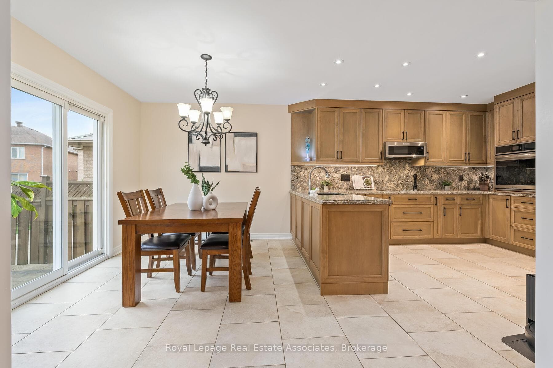 27 Royal Ridge Crescent photo 6