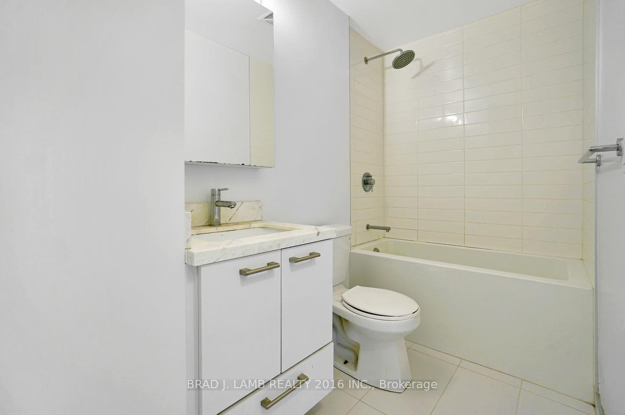 2221 Yonge Street Unit 605 photo 9
