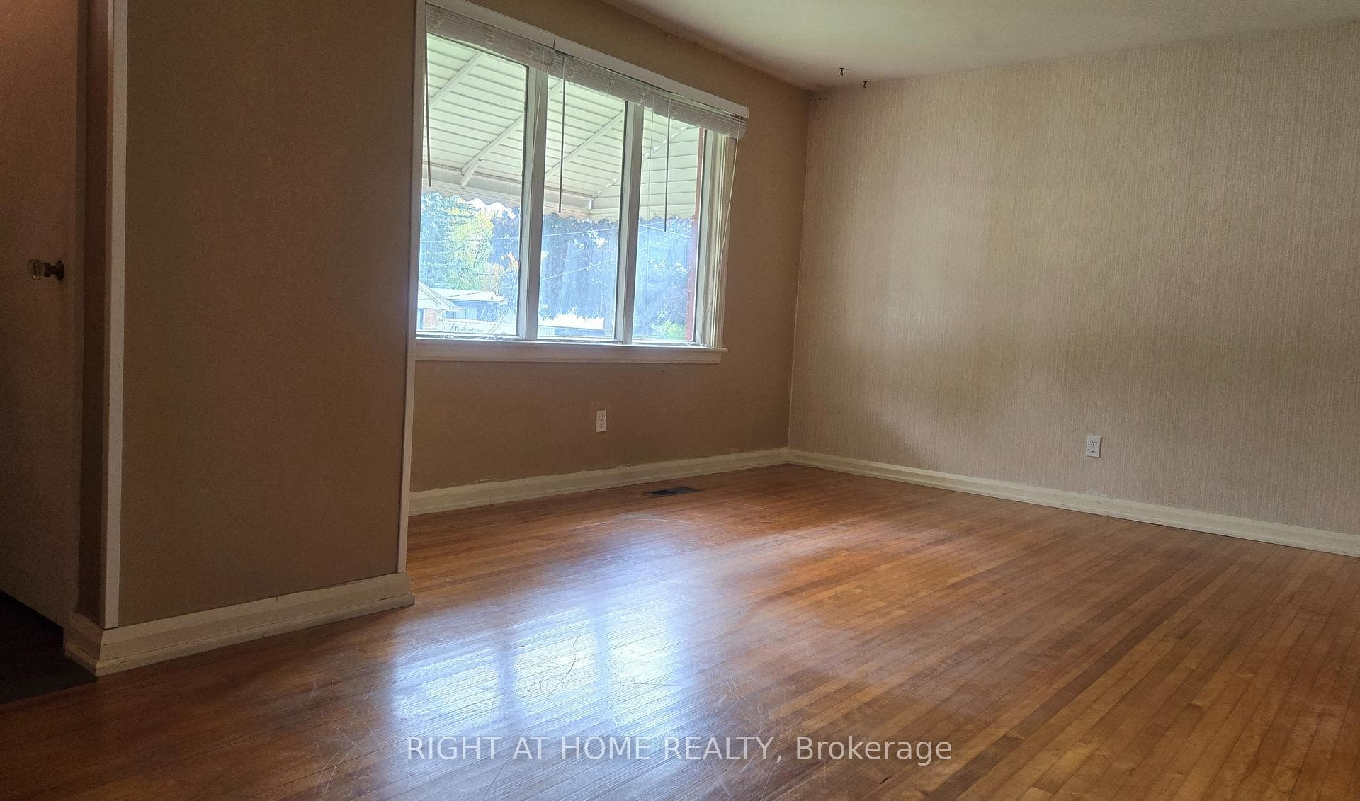 65 Ellis Crescent photo 4