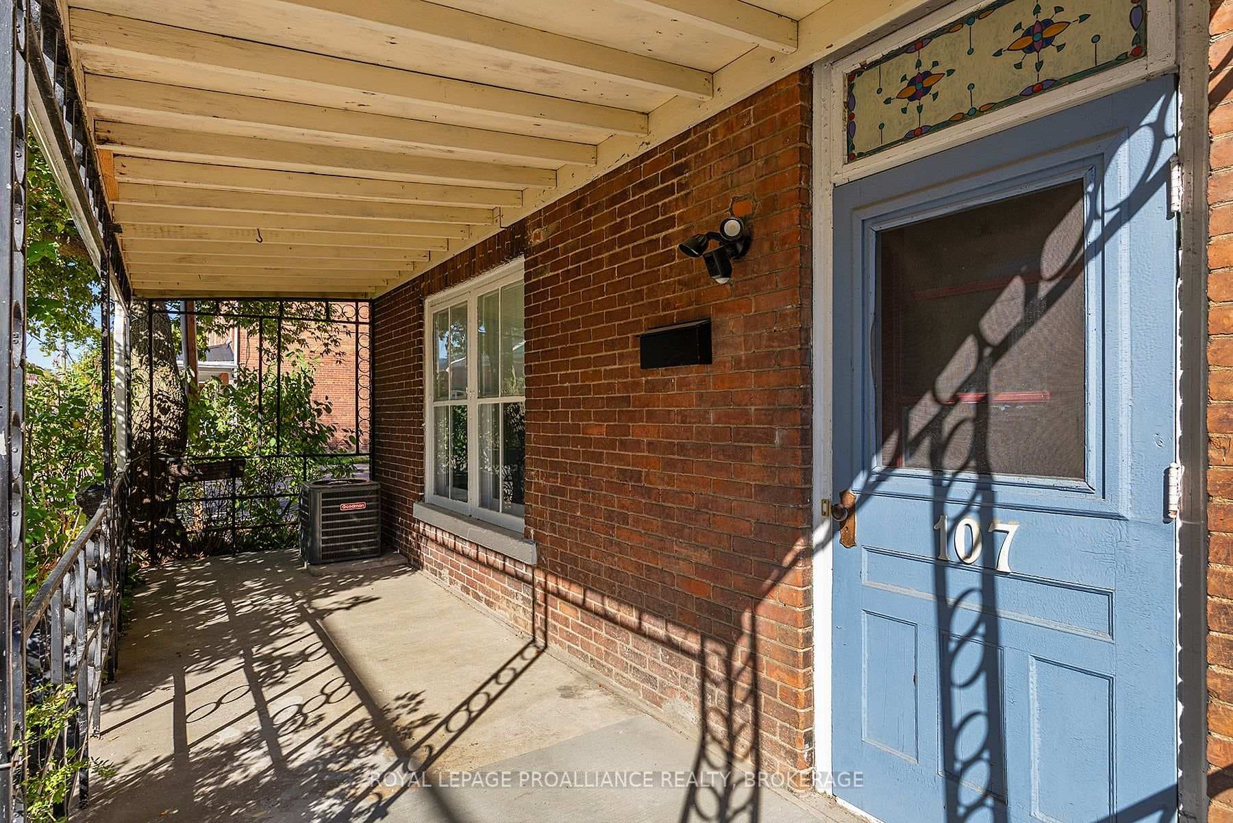 107 Stephen Street photo 5