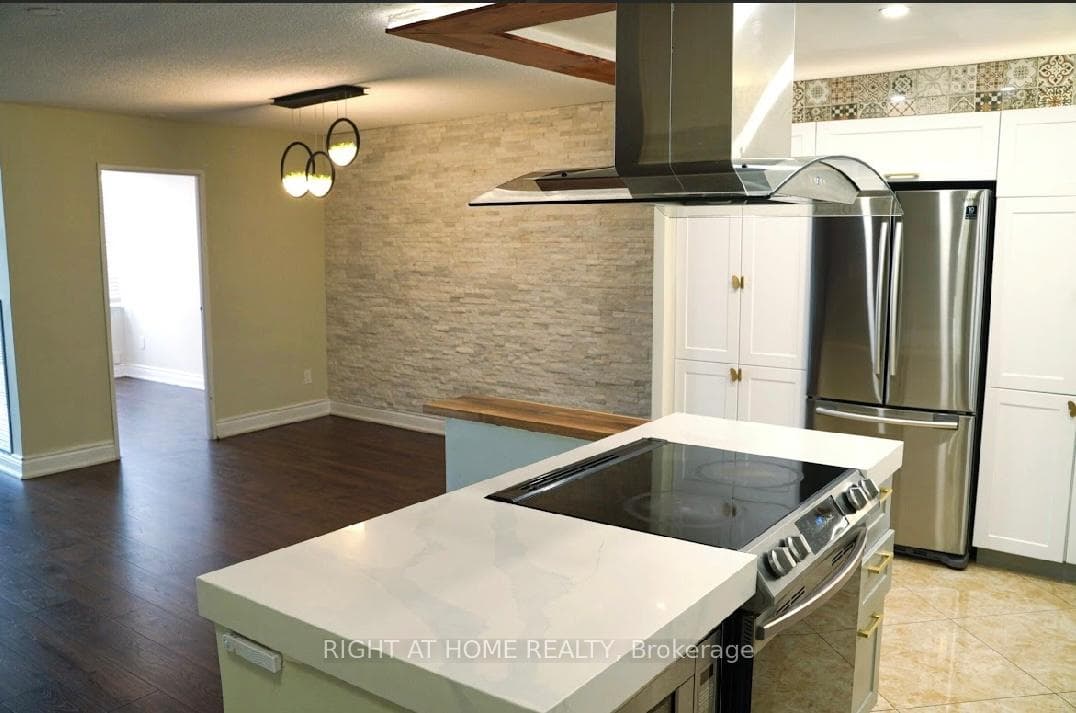 627 The West Mall N/A Unit 2001 photo 3
