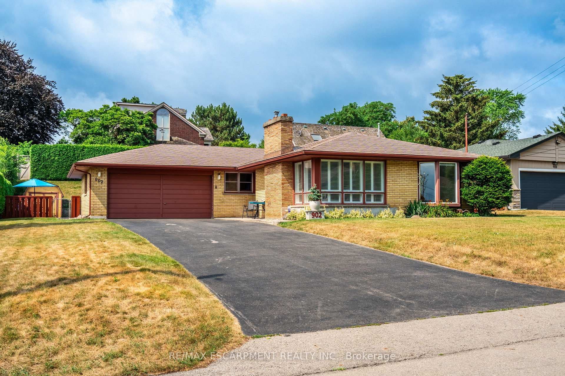 Bungalow on a larger lot in a quiet neighbourhood