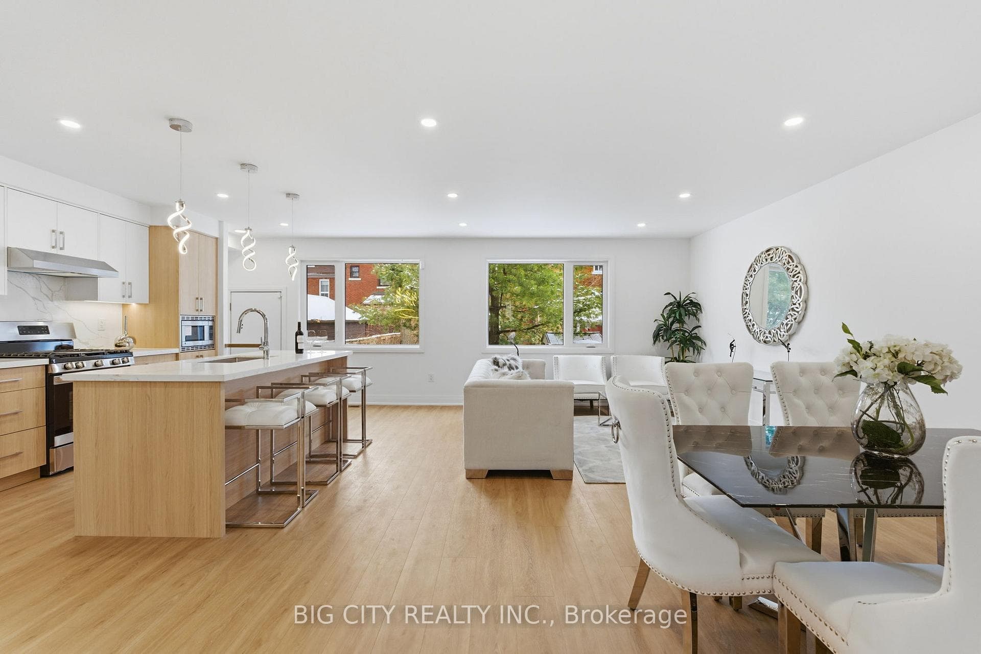 68 Westholme Avenue Unit 4 photo 1