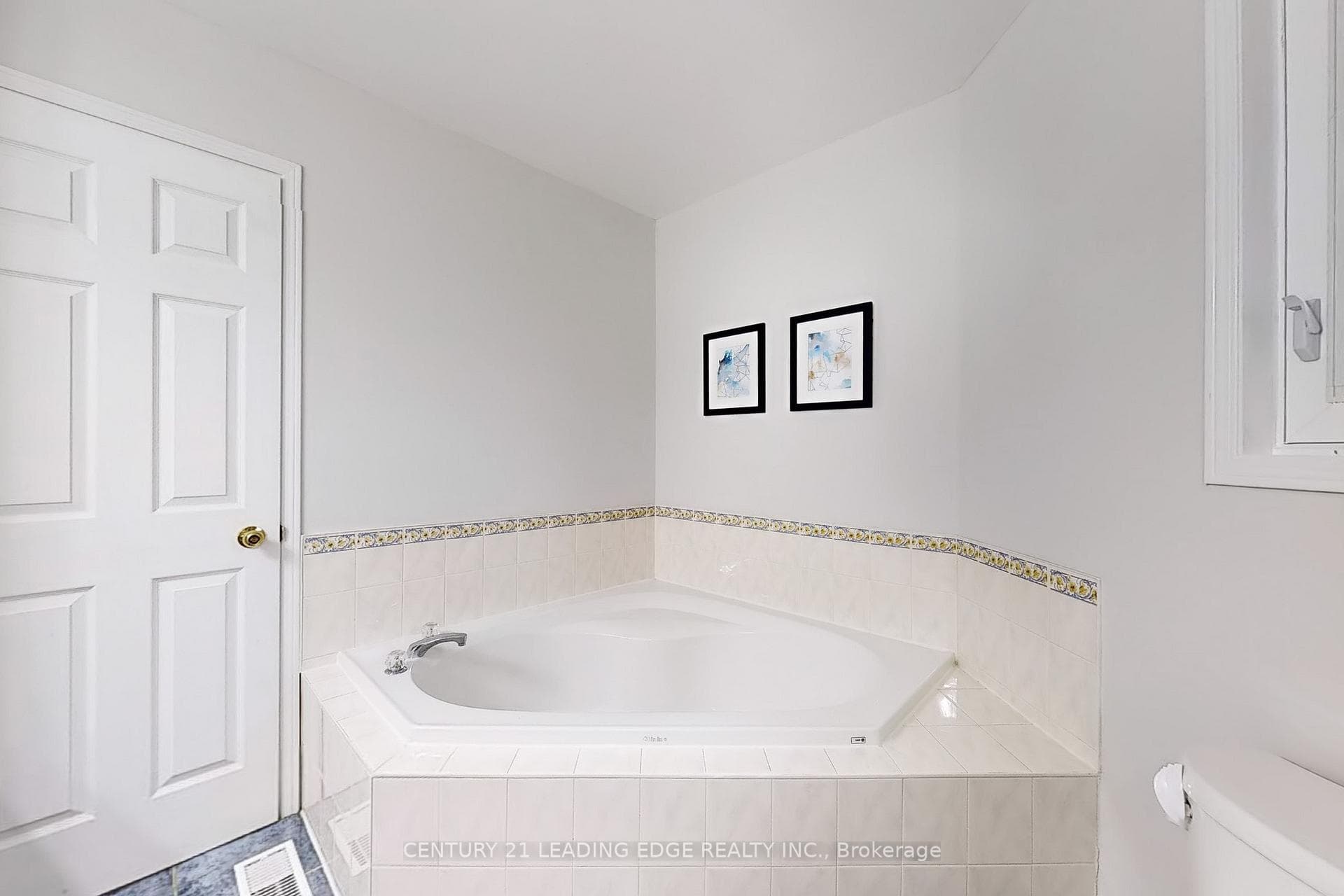 36 MEADOWGRASS Crescent photo 22