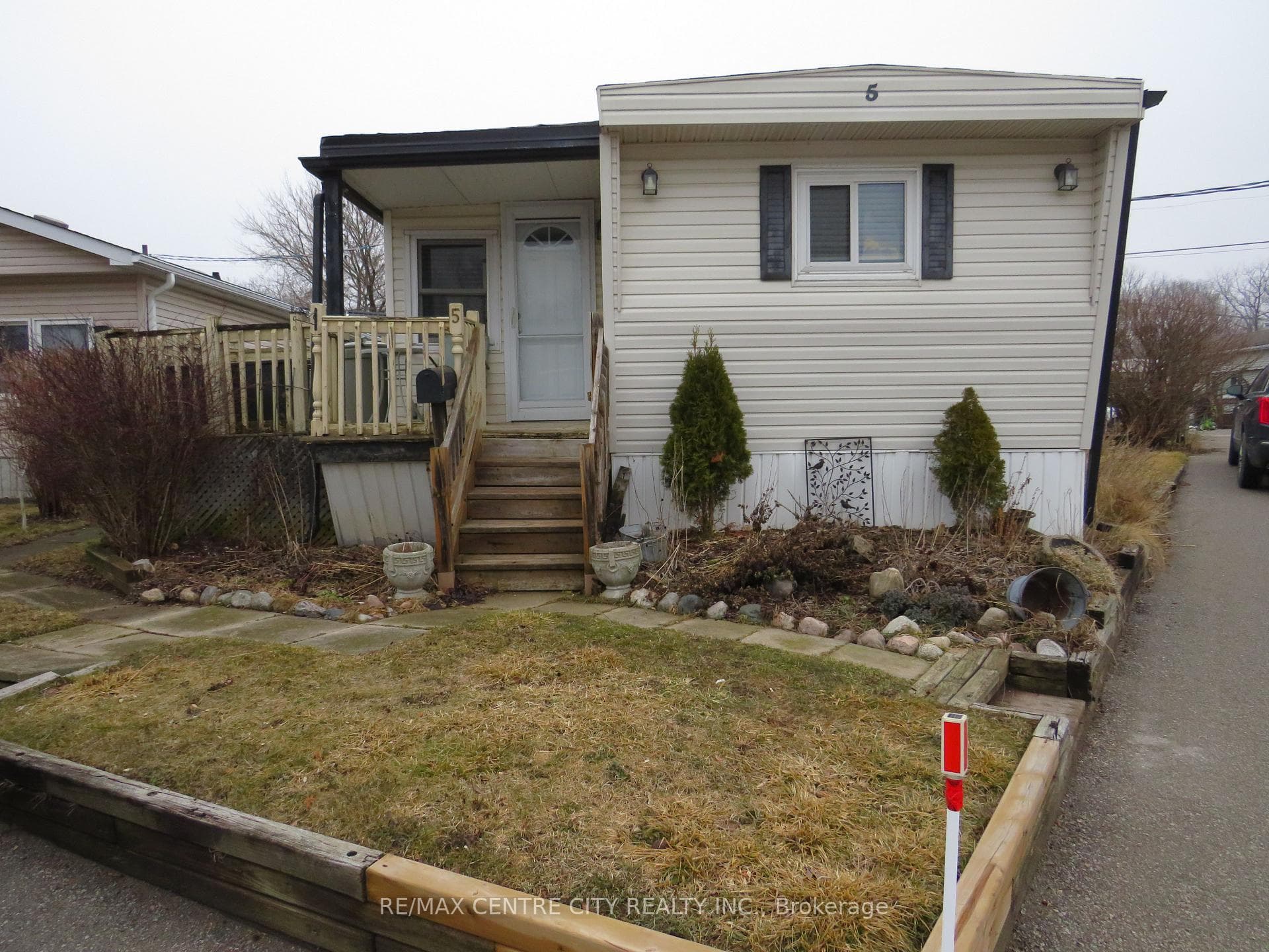 Welcome Home! Cozy one bedroom mobile home.