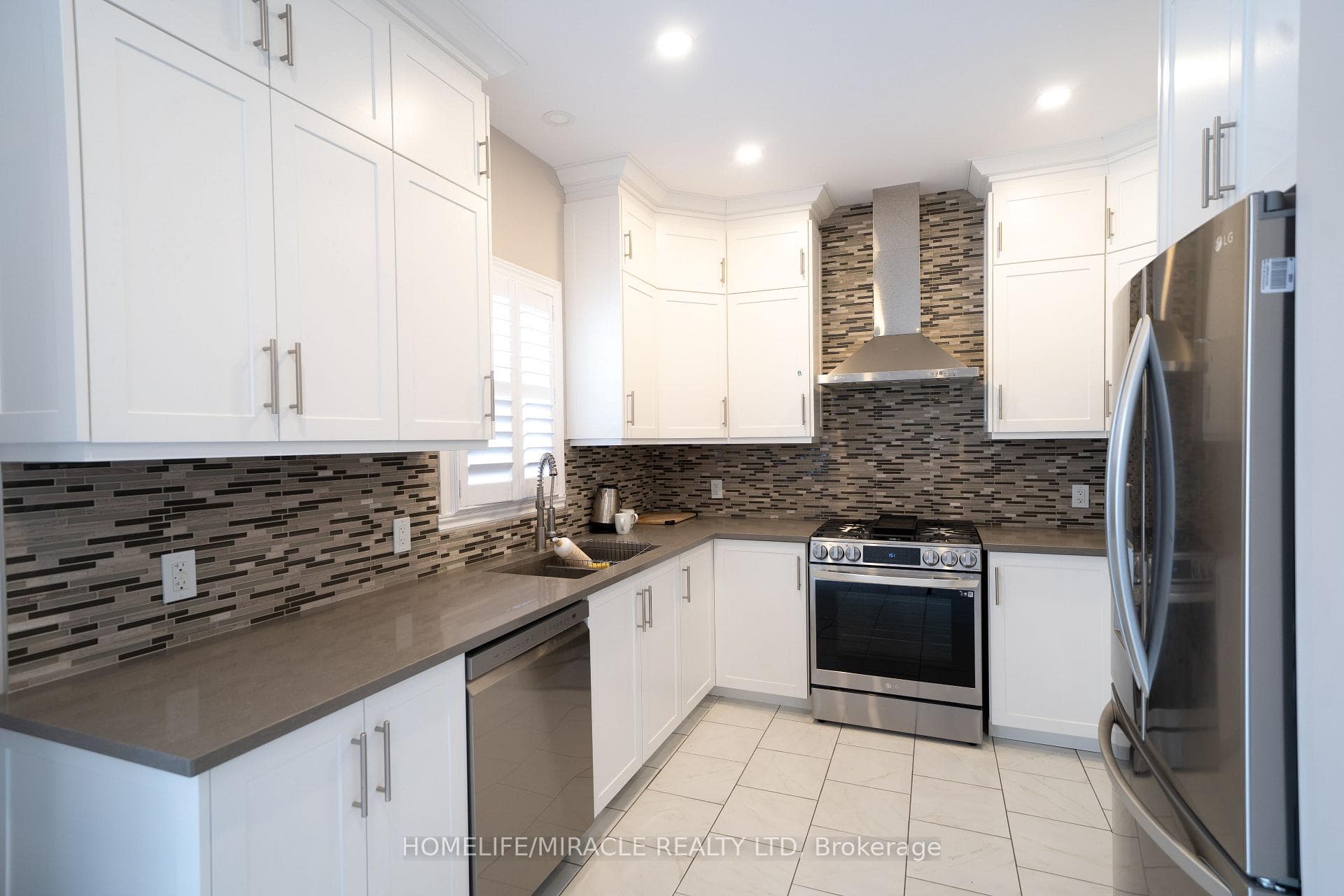 242 Lourdes Avenue photo 17
