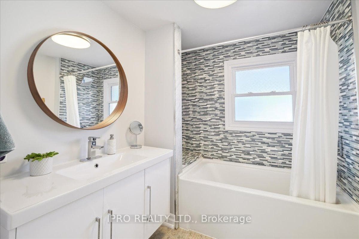 226 Queen Mary Drive photo 24