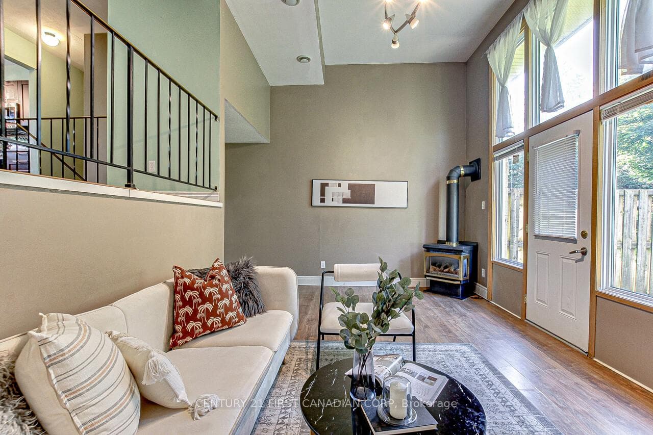 10 Fairfax Court photo 10