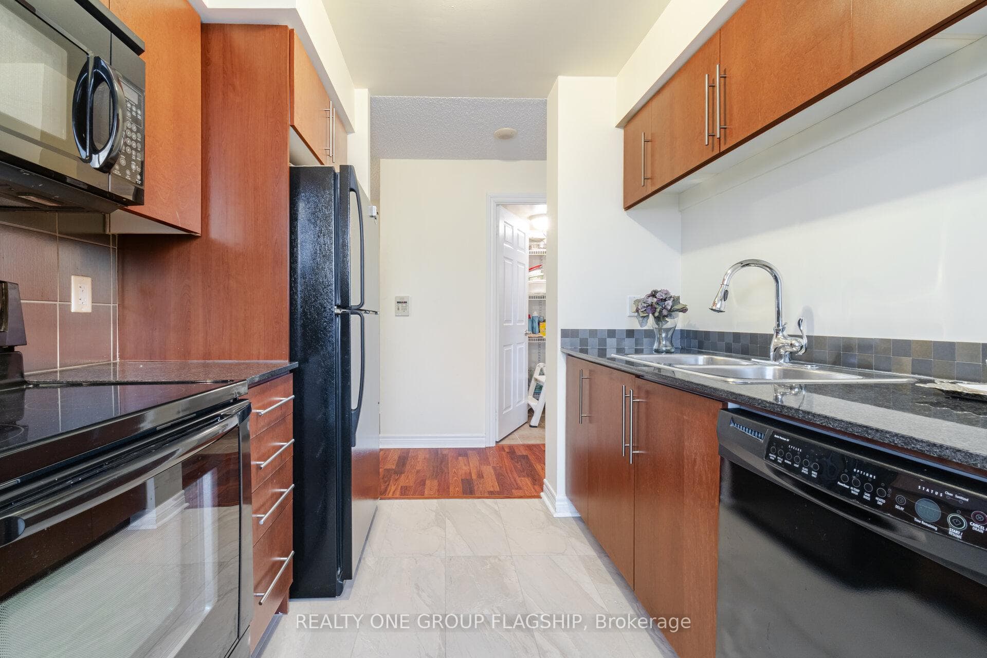 310 Burnhamthorpe Road Unit 3006 photo 11